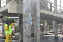 Con agua, jab&oacute;n y desinfectante se intervienen espacios p&uacute;blicos, estaciones del MIO y puentes peatonales de Cali 