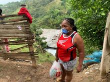 Cuatro mil sonrisas durante entrega de mercados en zona de ladera