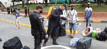 Desinfecci&oacute;n de equipaje a migrantes venezolanos durante proceso de repatriaci&oacute;n