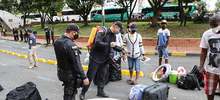 Desinfecci&oacute;n de equipaje a migrantes venezolanos durante proceso de repatriaci&oacute;n
