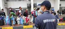 Desinfecci&oacute;n de equipaje a migrantes venezolanos durante proceso de repatriaci&oacute;n