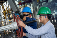 Riopaila Castilla dona 20 mil litros de alcohol a la Alcald&iacute;a de Cali para emergencia por COVID-19