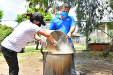 Olla comunitaria en Los L&iacute;deres y Puertas del Sol, solidaridad de cale&ntilde;os
