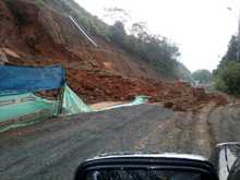 Restablecen paso vehicular tras derrumbe en la v&iacute;a Pance