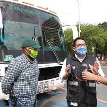 Inmovilizan bus que intentaba transportar sin autorizaci&oacute;n a migrantes venezolanos