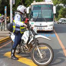 Inmovilizan bus que iba a transportar venezolanos sin autorizaci&oacute;n 