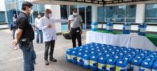 Polic&iacute;a Metropolitana recibi&oacute; los primeros 1.400 litros de hipoclorito de sodio, de 20.000, donados para atacar la pandemia de la covid-19.