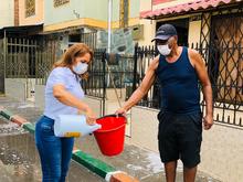Escoba en mano, habitantes de Floralia lavaron sus espacios p&uacute;blicos