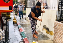 Escoba en mano, habitantes de Floralia lavaron sus espacios p&uacute;blicos