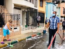 Escoba en mano, habitantes de Floralia lavaron sus espacios p&uacute;blicos