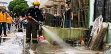 Escoba en mano, habitantes de Floralia lavaron sus espacios p&uacute;blicos