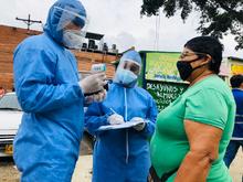 Escoba en mano, habitantes de Floralia lavaron sus espacios p&uacute;blicos