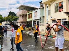 Escoba en mano, habitantes de Floralia lavaron sus espacios p&uacute;blicos