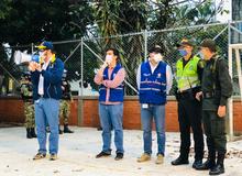 1.500 familias agradecieron la entrega de kits alimentarios en el sector Altos de Santa Elena  