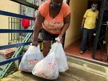 1.500 familias agradecieron la entrega de kits alimentarios en el sector Altos de Santa Elena  