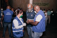 Madrugamos a entregar 6.000 ayudas humanitarias en la comuna 14