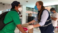 Con serenata se entregaron ayudas alimentarias en la Comuna 19 de Cali