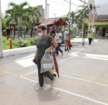 165 mil estudiantes reciben complementos alimentos, en casa