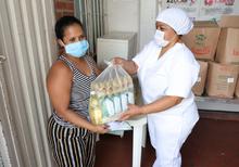 165 mil estudiantes reciben complementos alimentos, en casa