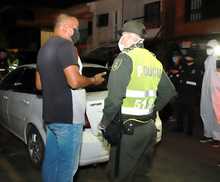 Grupo &eacute;lite de se toma primer d&iacute;a de toque de queda y desactiva nueve fiestas