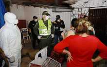 Grupo &eacute;lite de se toma primer d&iacute;a de toque de queda y desactiva nueve fiestas