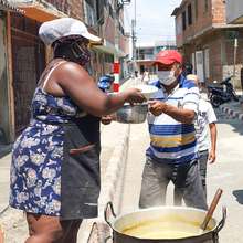 La solidaridad y la hermandad de los cale&ntilde;os marcan el inicio de una nueva jornada en las angostas calles de la Comuna 14, al oriente de la capital vallecaucana