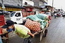 Optimismo en comerciantes de Santa Elena por intervenci&oacute;n en la plaza de mercado