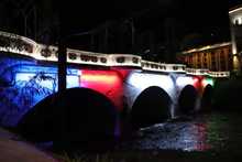 El Puente Ortiz y la Loma de la Cruz se iluminan con la bandera de Cali