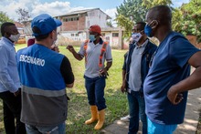 Escenarios comunitarios cale&ntilde;os se embellecen con las tradicionales mingas