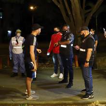 Cale&ntilde;os respetan y acatan toque de queda y ley seca en su tercer  d&iacute;a