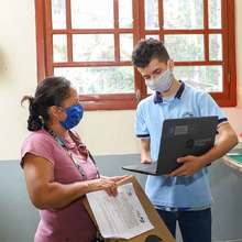 M&aacute;s de 500 estudiantes reciben computadores para estudiar desde sus casas