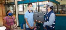 M&aacute;s de 500 estudiantes reciben computadores para estudiar desde sus casas