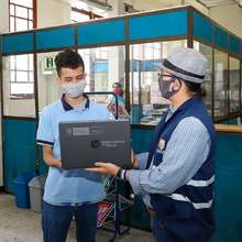 M&aacute;s de 500 estudiantes reciben computadores para estudiar desde sus casas