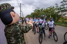 Los ciclistas rodaron en un clamor por la vida y la paz