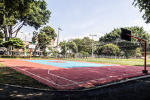 Cancha m&uacute;ltiple en zona dura con dos tableros para b&aacute;squet
