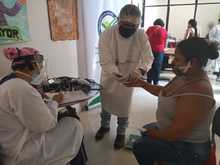 Ni&ntilde;os, ni&ntilde;as y adultos recibieron su vacuna hoy en la IEO Nuevo Latir