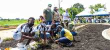 Se sembr&oacute; el Jard&iacute;n de la Vida, en barrio Llano Verde