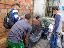 En el barrio Los Alc&aacute;zares se hizo barrismo social y Huertas por la Vida con hinchas del Deportivo Cali 
