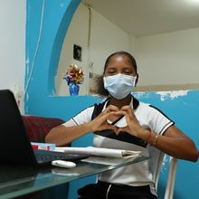 Fanny Alegr&iacute;a, estudiante del Nuevo Latir, ya tiene computador para continuar sus estudios