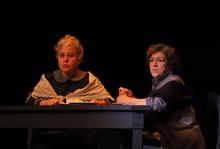 Tres obras cortas y absurdas abrieron el tel&oacute;n del 5 Festival Internacional de Teatro