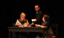 Tres obras cortas y absurdas abrieron el tel&oacute;n del 5 Festival Internacional de Teatro