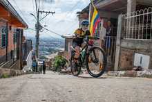 En medio de una rodada por Silo&eacute;, ciclistas cale&ntilde;os pidieron respeto por la vida en las v&iacute;as