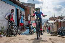 En medio de una rodada por Silo&eacute;, ciclistas cale&ntilde;os pidieron respeto por la vida en las v&iacute;as