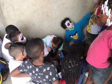 Con mitos y leyendas del Pacifico, los ni&ntilde;os reasentados del Jarillon viven su Halloween