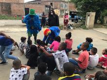 Con mitos y leyendas del Pacifico, los ni&ntilde;os reasentados del Jarillon viven su Halloween