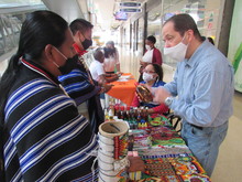 Ind&iacute;genas y afros exhiben sus productos desde la Feria Artesanal en el Centro Comercial Estaci&oacute;n
