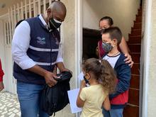 150 kits escolares entregados para promover cultura cívica en la niñez del barrio Poblado II