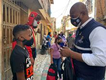 150 kits escolares entregados para promover cultura cívica en la niñez del barrio Poblado II