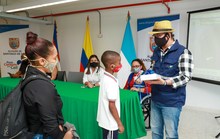 Estudiantes con discapacidad y v&iacute;ctimas del conflicto recibieron dispositivos tecnol&oacute;gicos