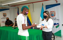 Estudiantes con discapacidad y v&iacute;ctimas del conflicto recibieron dispositivos tecnol&oacute;gicos